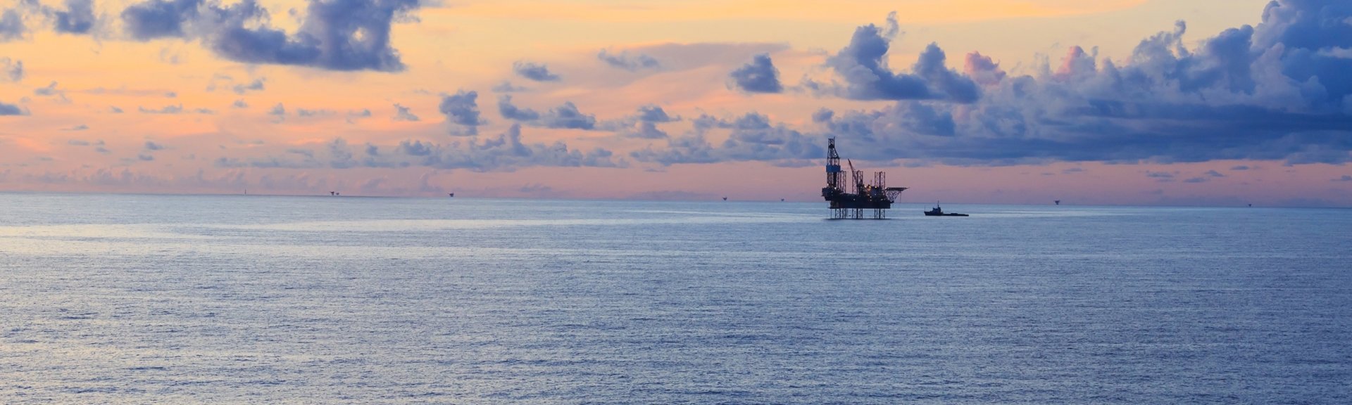 A ship and oil rig. Image: Shutterstock.